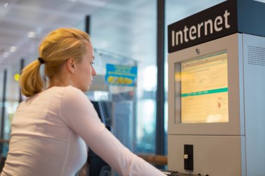 Kadın genel Internet erişim noktası Havaalanı.