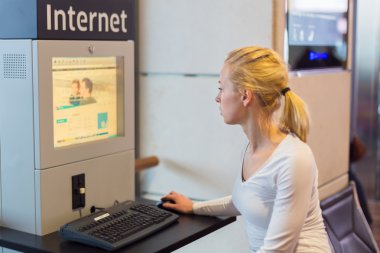 Kadın genel Internet erişim noktası Havaalanı.