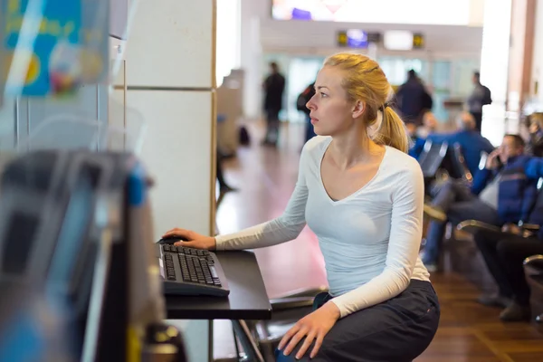 Женский общественный доступ в Интернет в аэропорту . — стоковое фото