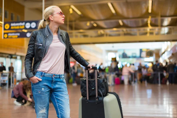 비행 출발 보드를 확인 하는 여성 여행자. — 스톡 사진