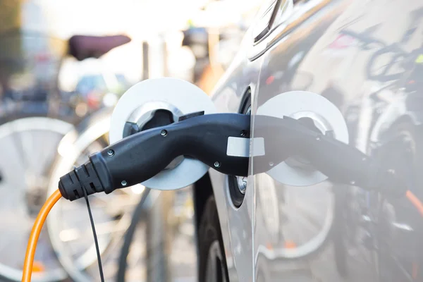 Coche eléctrico en la estación de carga . — Foto de Stock