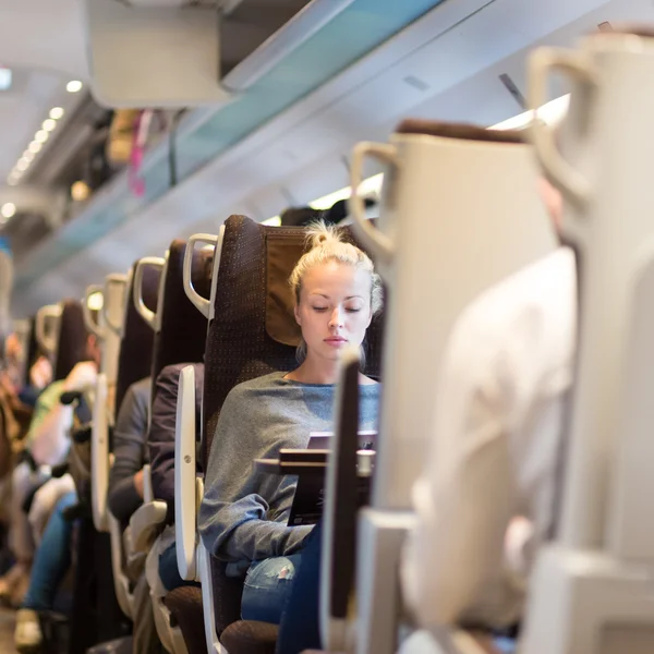 Леди путешествует на поезде . — стоковое фото