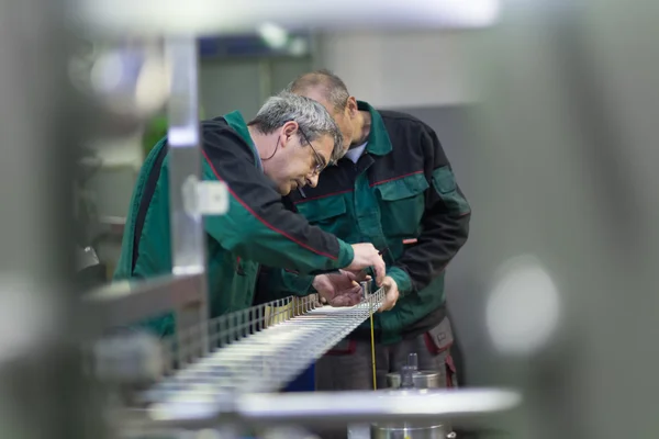 Travailleurs industriels dans les usines de fabrication . — Photo