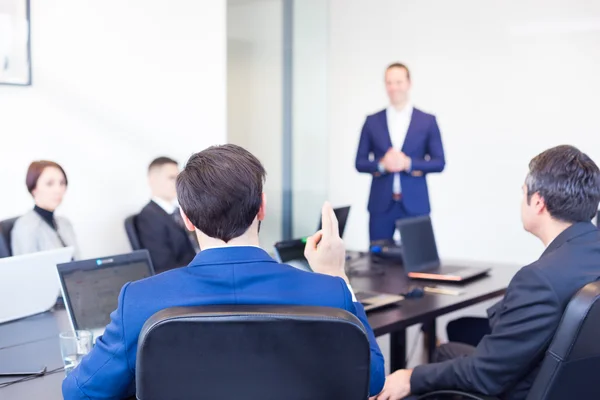 Colega haciendo preguntas al líder del equipo de negocios . —  Fotos de Stock