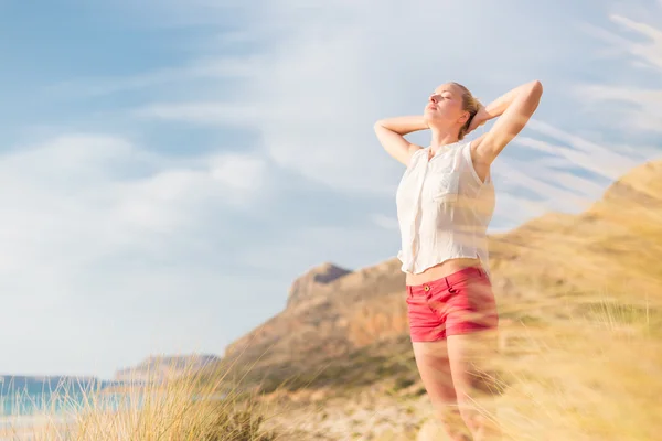 Mujer feliz libre disfrutando del sol en vacaciones . — Foto de Stock