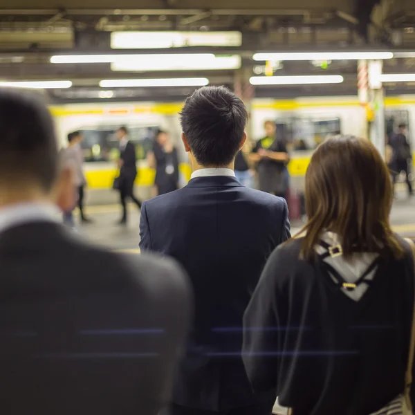 Pasajeros que viajan en metro de Tokio . — Foto de Stock