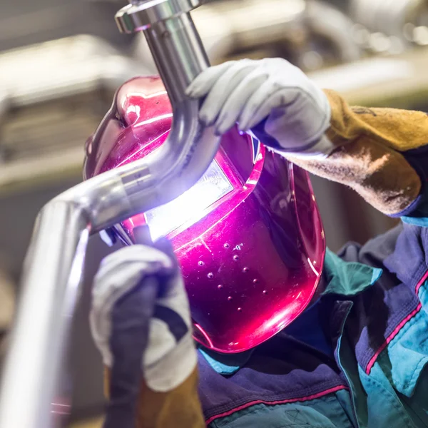 Industrial worker welding in metal factory. — Stock Photo, Image