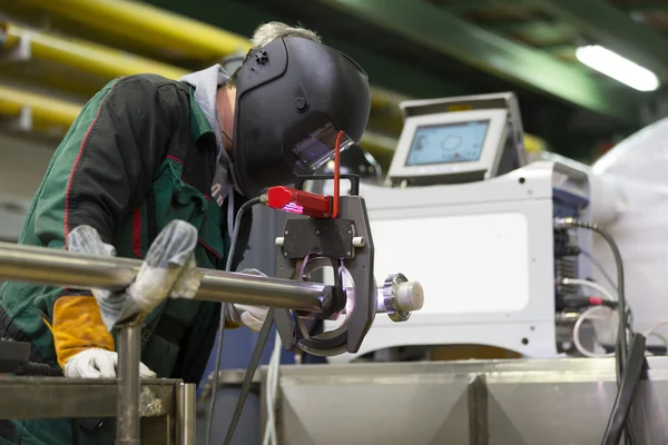 Industrial worker setting orbital welding machine. — Stock Photo, Image