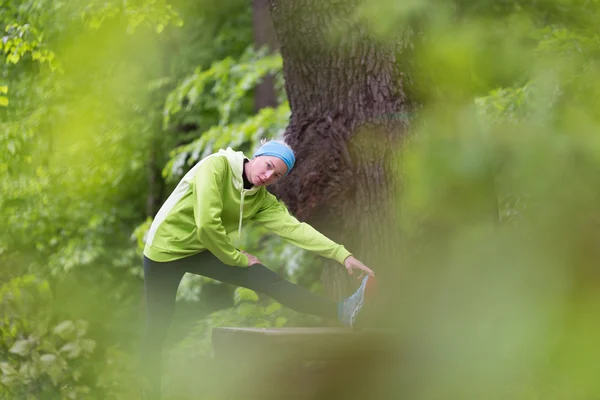 Sportiga kvinnan arbetar ute i skogen. — Stockfoto