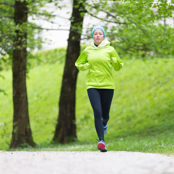 市内公園でスポーティ若い女性ランナー.. — ストック写真