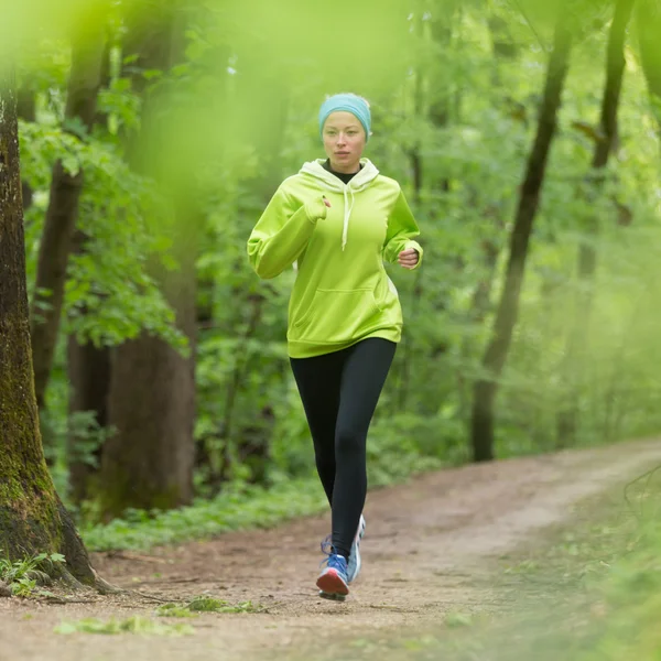 Sportowy młodych kobiet runner w lesie. — Zdjęcie stockowe