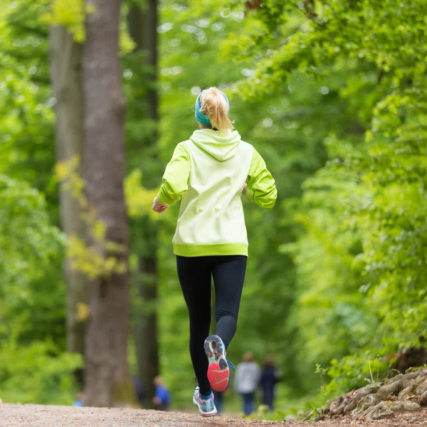 Sportiv tânără alergător în pădure . — Fotografie, imagine de stoc