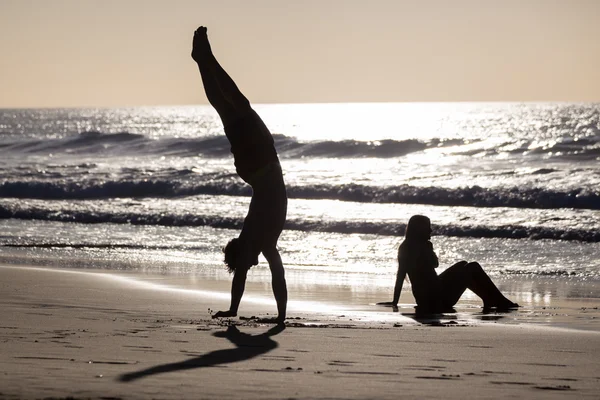 Gelukkige paar plezier op strand. — Stockfoto