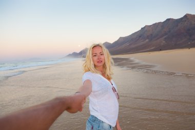 Kumsalda Romantik Çift ellerimi.