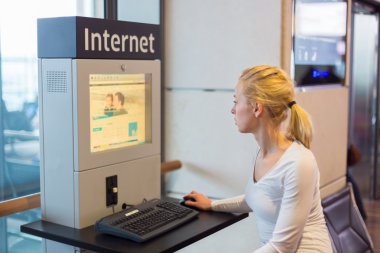 Kadın genel Internet erişim noktası Havaalanı.