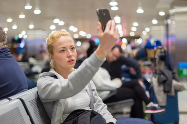 Kvinnliga resenären att selfie på flygplats. — Stockfoto