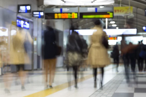 Obchodní lidé cestují Tokyo Metro. — Stock fotografie