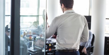 Şirket toplantısında iş sunumu.