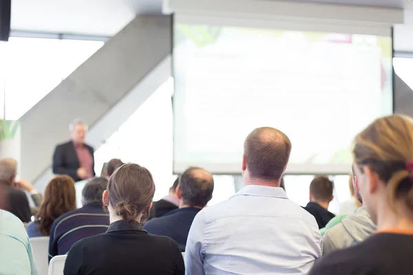 Hombre speeker tener charla en evento público. — Foto de Stock