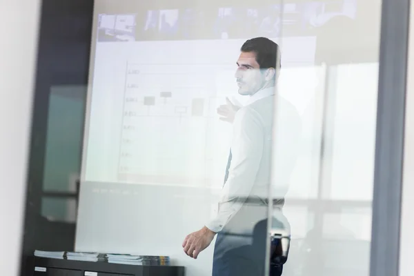 Geschäftspräsentation auf Unternehmenstreffen. — Stockfoto