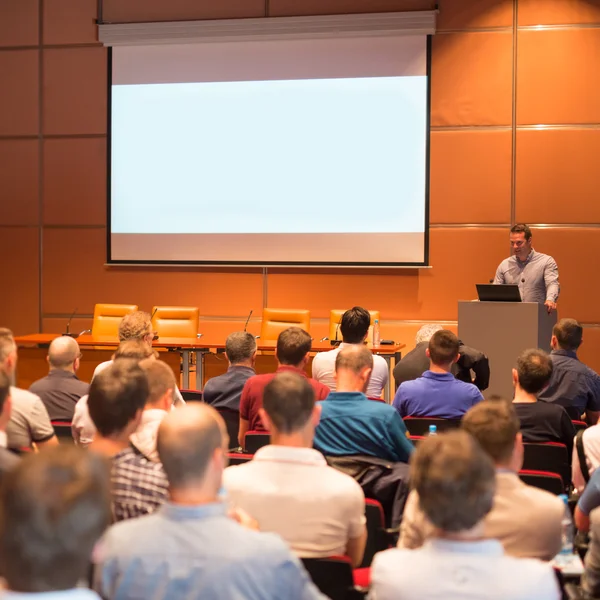 Näringslivstalare håller föredrag i konferenssalen. — Stockfoto