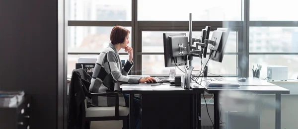 Mujer de negocios trabajando en oficina corporativa. —  Fotos de Stock