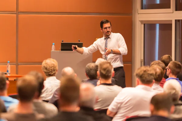 Business speaker geeft een lezing in de conferentiezaal. — Stockfoto