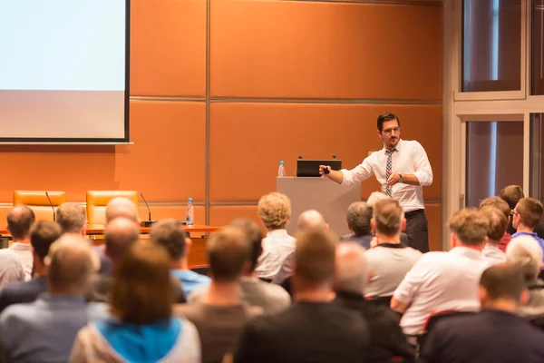 Business speaker geeft een lezing in de conferentiezaal. — Stockfoto