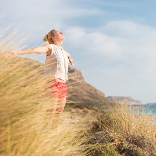 Mujer feliz libre disfrutando del sol en vacaciones . —  Fotos de Stock