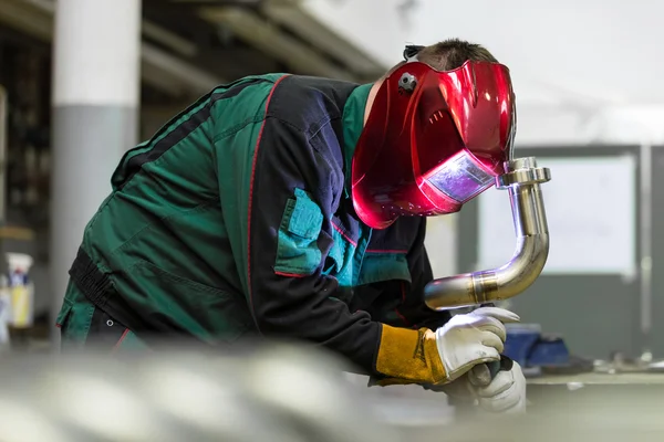 Industrial worker welding in metal factory. — Stock Photo, Image