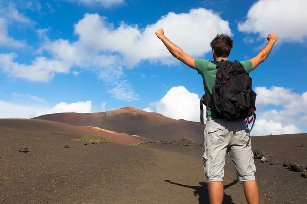 Man reaching the top of mountain. — Stock Photo, Image