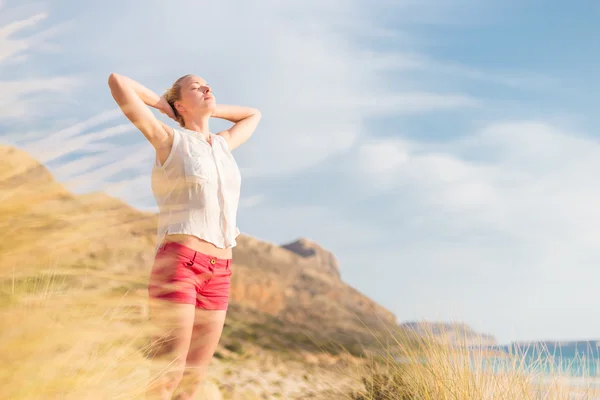 Mujer feliz libre disfrutando del sol en vacaciones . —  Fotos de Stock