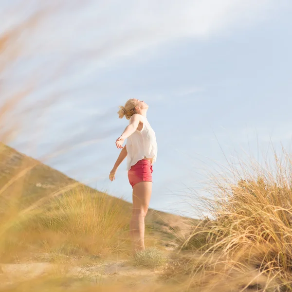 Kostenlose glückliche Frau genießt Sonne im Urlaub. — Stockfoto