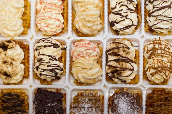 Sortimento de waffles Bélgica com creme e coberturas . — Fotografia de Stock