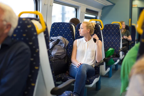 Frau mit dem Zug unterwegs. — Stockfoto