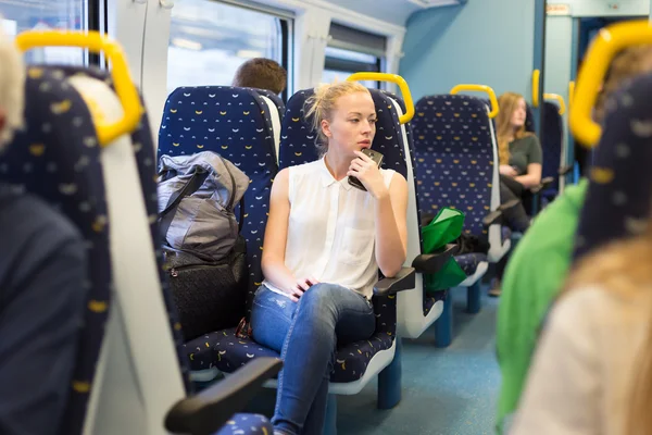 Femme voyageant en train . — Photo