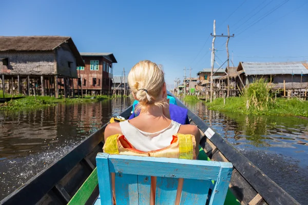 Female tourist travels by traditional boat. — Stock Photo, Image