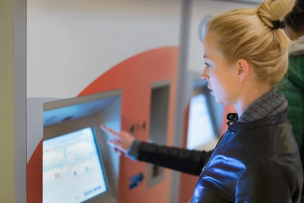 Mujer comprando billete de metro en la máquina expendedora . — Foto de Stock