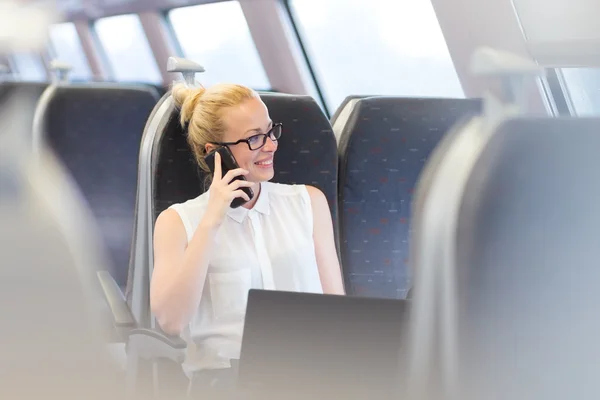 Mulher de negócios trabalhando enquanto viaja de trem . — Fotografia de Stock