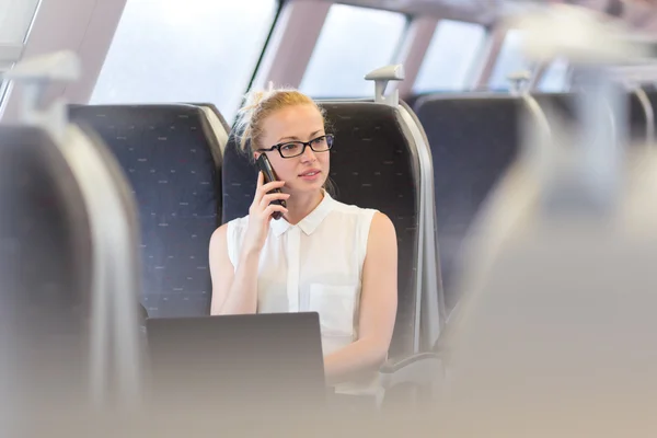 電車で旅行しながら働くビジネス女性. — ストック写真