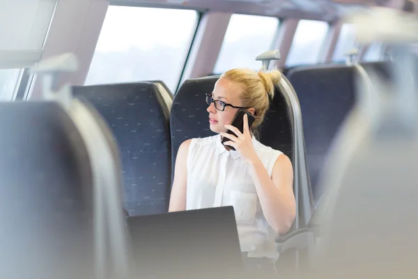Γυναίκα σε εργασία εργασία ενώ ταξιδεύετε με τρένο. — Φωτογραφία Αρχείου
