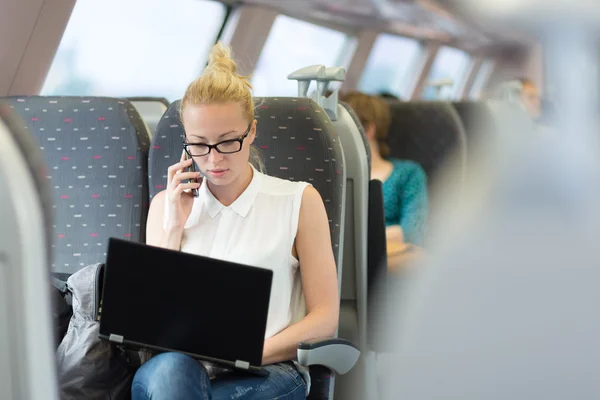 Mulher de negócios trabalhando enquanto viaja de trem . — Fotografia de Stock