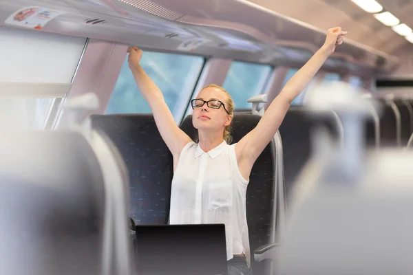 Mulher espalhando enquanto viaja de trem . — Fotografia de Stock