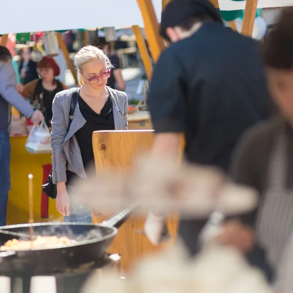 Mujer comprando comida en el festival de comida callejera . —  Fotos de Stock