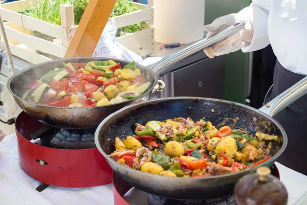 Cheff μαγείρεμα στο Φεστιβάλ εξωτερική φαγητό του δρόμου. — Φωτογραφία Αρχείου