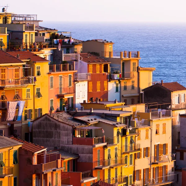 Kleurrijke riomaggiore dorp van cinque terre - Italië. — Stockfoto