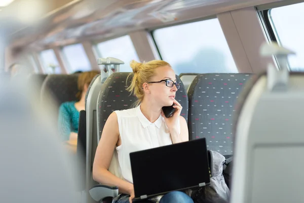 Mulher de negócios trabalhando enquanto viaja de trem . — Fotografia de Stock