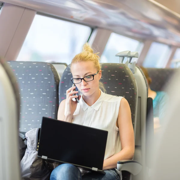 Geschäftsfrau arbeitet während der Zugfahrt. — Stockfoto