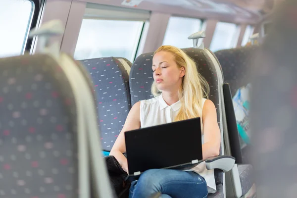 Mulher dormindo enquanto viaja de trem . — Fotografia de Stock