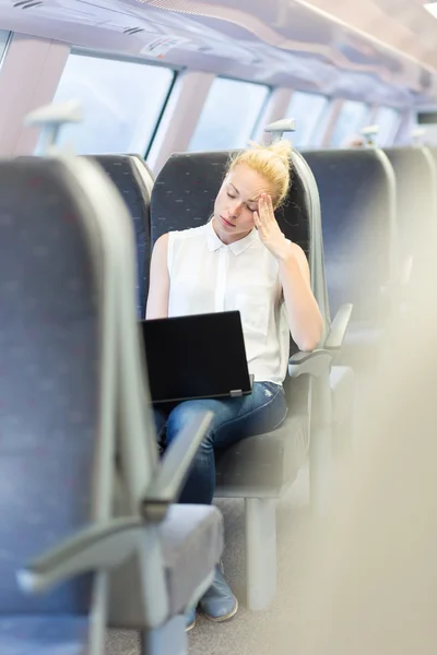 Mujer durmiendo mientras viaja en tren . — Foto de Stock